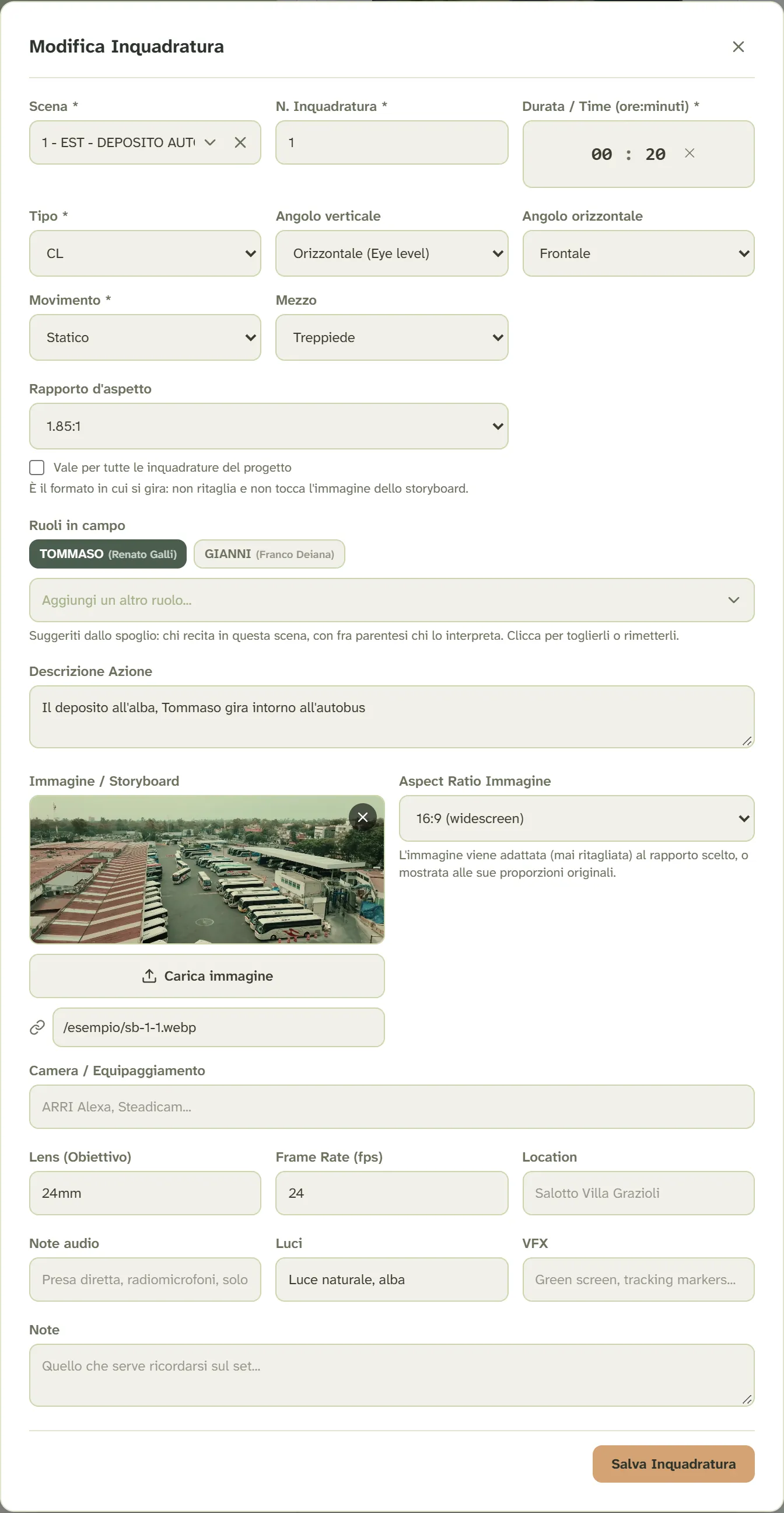 La scheda di modifica di un'inquadratura in Riprea, con tipo, angoli, movimento, mezzo, rapporto d'aspetto, ruoli in campo, storyboard, lente, frame rate e note per audio, luci e VFX.